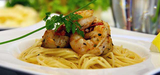 Teller mit Spaghetti und Shrimps